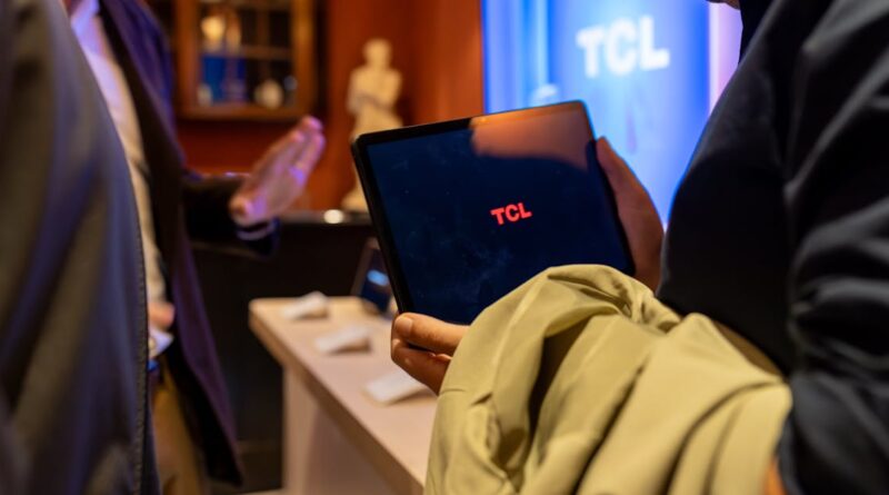 découvrez le tcl nxtframe a300, un cadre photo intelligent qui combine design moderne et technologie avancée. affichez vos souvenirs avec une qualité d'image exceptionnelle et profitez de fonctionnalités innovantes pour personnaliser votre expérience. idéal pour embellir votre intérieur ou offrir en cadeau.