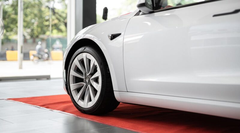 découvrez l'histoire et la signification du logo tesla, symbole d'innovation et de technologie électrique. apprenez comment ce design emblématique reflète la vision de durabilité et de performance de la marque.