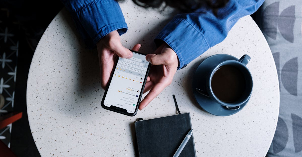 découvrez whatsapp, l'application de messagerie instantanée qui vous permet de communiquer facilement avec vos amis et votre famille, d'échanger des messages, des photos, des vidéos et des appels gratuits, le tout en toute sécurité grâce au chiffrement. restez connecté partout et à tout moment avec whatsapp.