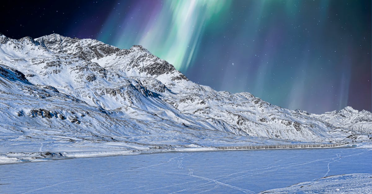 découvrez la magie des aurores boréales, ce phénomène naturel spectaculaire qui illumine le ciel nocturne avec des couleurs vibrantes. apprenez-en plus sur leur origine, les meilleurs endroits pour les observer et comment vivre cette expérience inoubliable.
