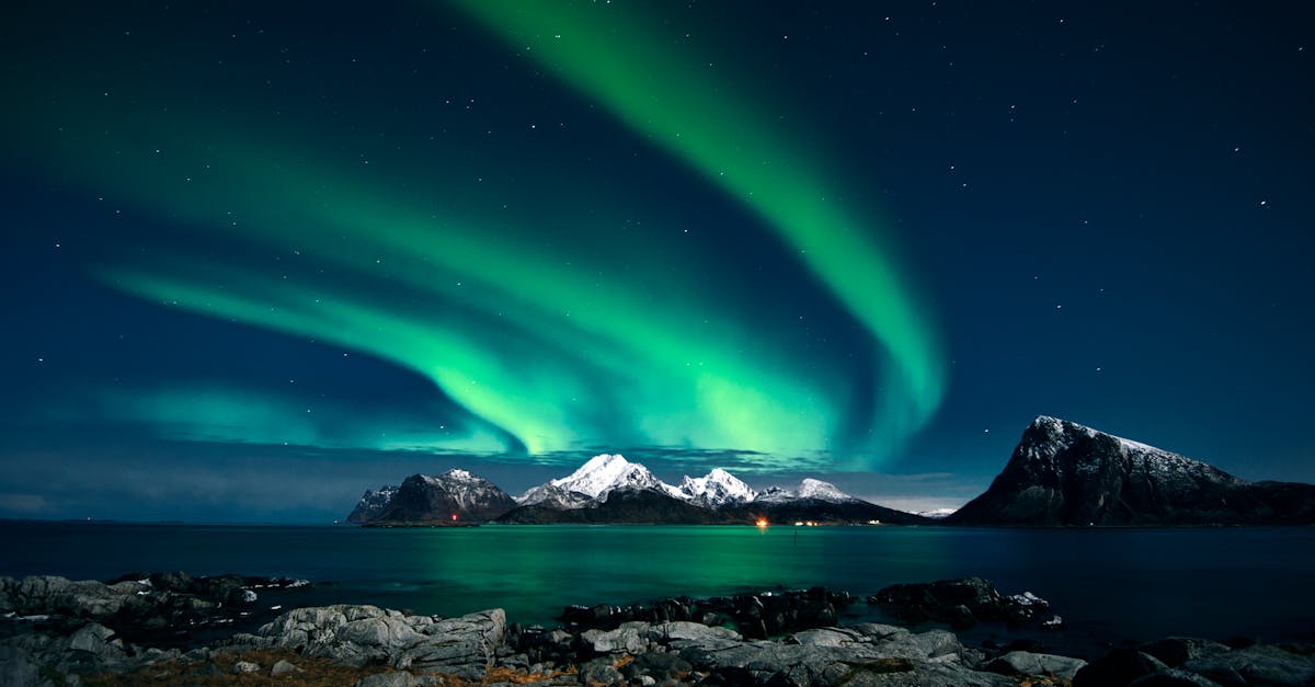 découvrez les aurores, ces phénomènes lumineux fascinants qui illuminent le ciel nocturne avec des couleurs vibrantes. apprenez-en davantage sur leur formation, les luttes pour les observer et les meilleurs endroits pour admirer ce spectacle naturel époustouflant.