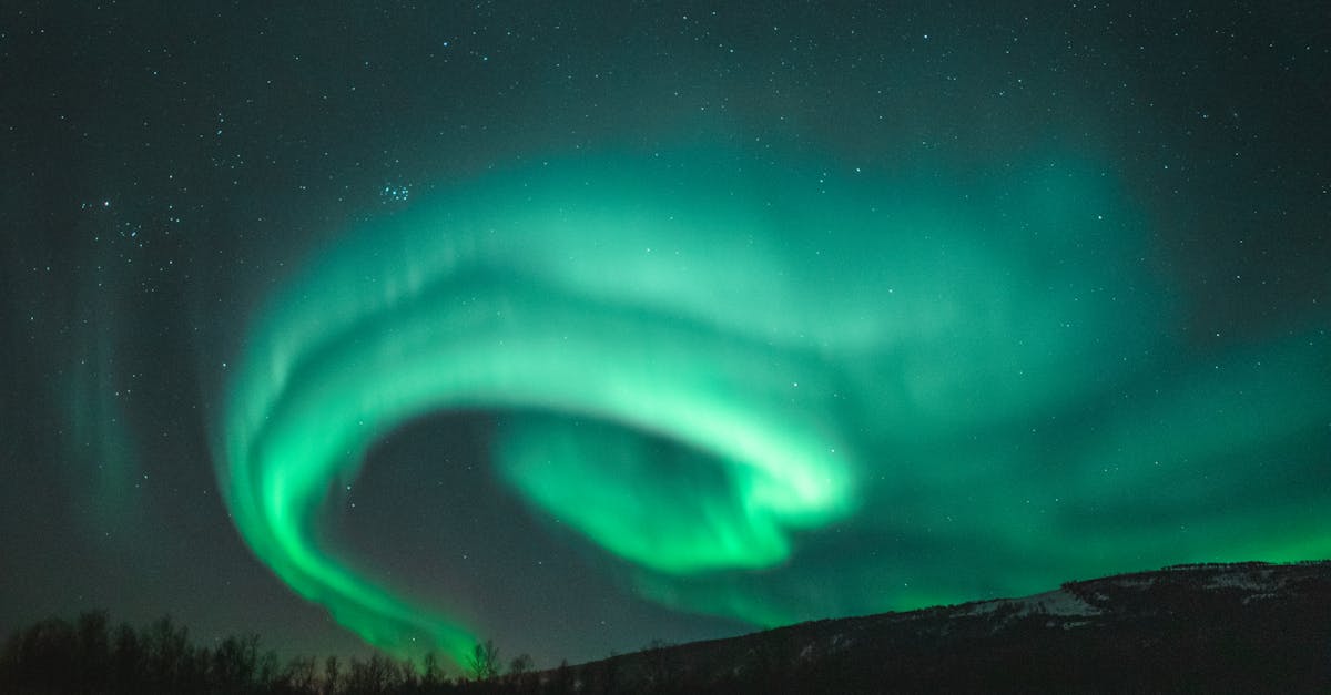 découvrez les aurores, ces phénomènes lumineux fascinants qui illuminent le ciel de couleurs éblouissantes. apprenez-en davantage sur leur formation, les meilleures destinations pour les observer et les mythes qui les entourent.