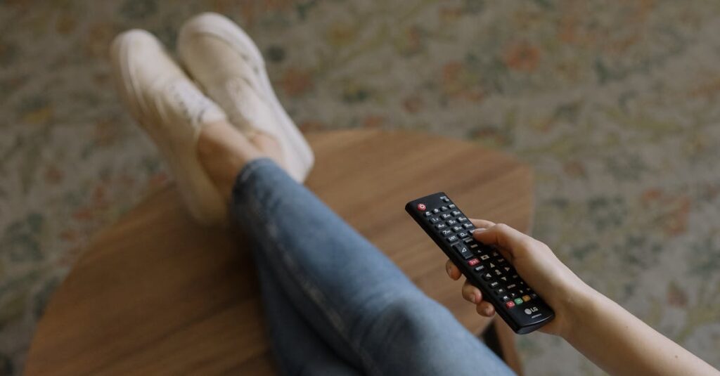 découvrez l'univers intrigant de 'black mirror', une série anthologique captivante qui explore les conséquences imprévues de la technologie sur notre société. chaque épisode révèle des miroirs sombres de notre monde moderne, invitant à une réflexion profonde sur l'avenir de l'humanité.