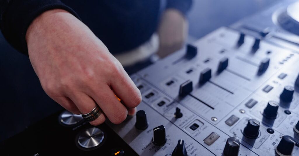 découvrez l'art du dj mixing : techniques, astuces et conseils pour créer des sets inoubliables. apprenez à maîtriser les platines et à captiver votre public avec votre style unique !