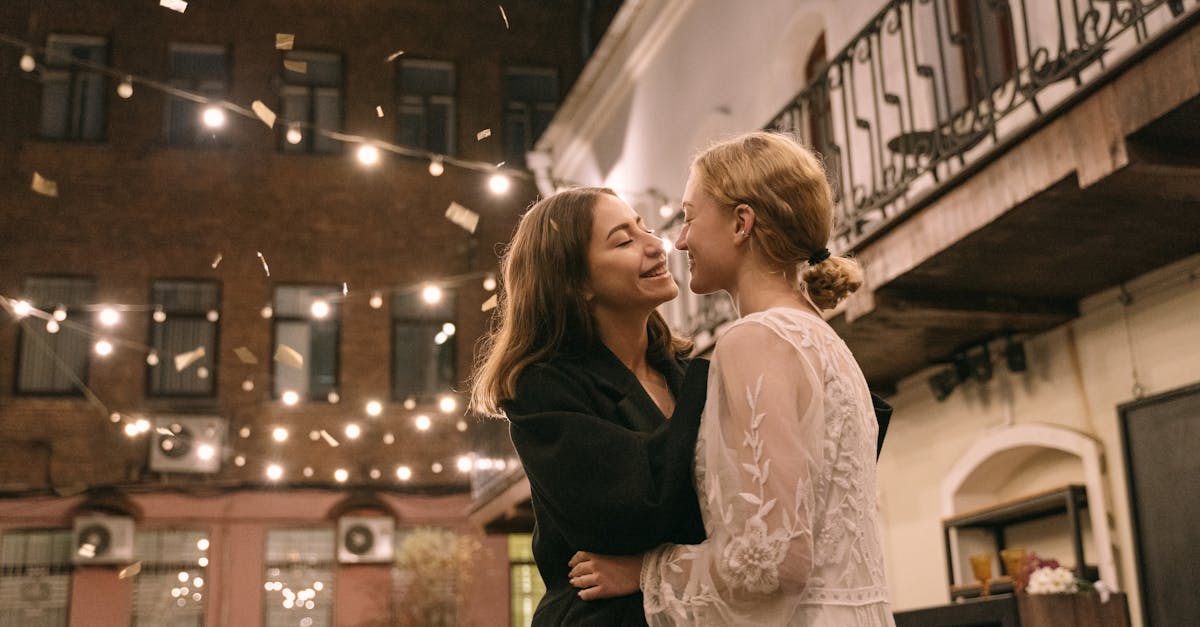 découvrez notre sélection de films lesbiens captivants qui célèbrent l'amour et l'identité à travers des histoires uniques et touchantes. plongez dans des récits émouvants, des comédies romantiques aux drames poignants, et explorez les différentes facettes de la vie amoureuse entre femmes.