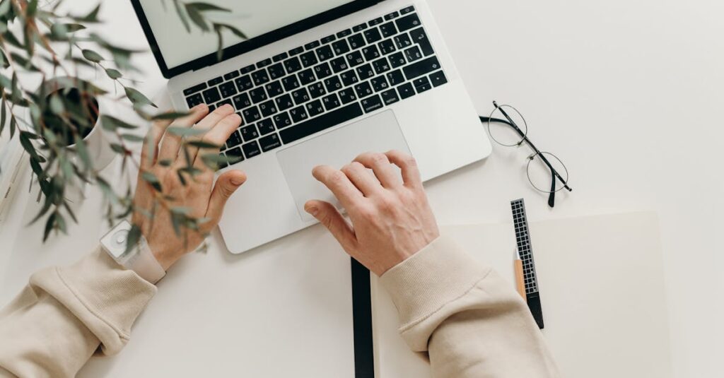 découvrez les raccourcis clavier incontournables pour mac qui vous aideront à gagner en efficacité et à améliorer votre productivité. apprenez à naviguer plus rapidement dans vos applications et à exécuter des tâches courantes en un clin d'œil grâce à cette liste de commandes pratiques.