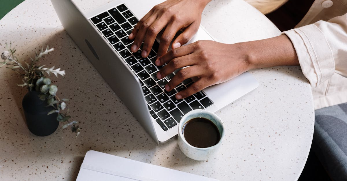 découvrez les raccourcis clavier essentiels pour mac qui facilitent votre expérience utilisateur. apprenez à optimiser votre productivité avec ces combinaisons pratiques et gagnez du temps dans vos tâches quotidiennes.