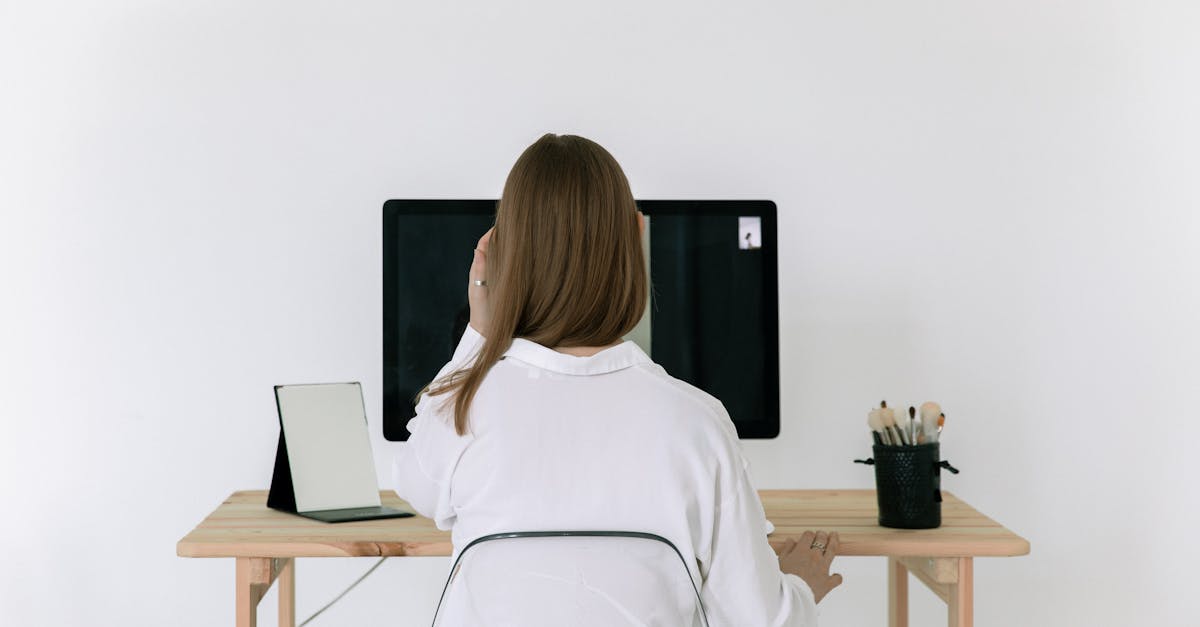 découvrez le concept de screen mirroring, une technologie innovante qui permet de refléter l'écran de votre smartphone, tablette ou ordinateur sur un téléviseur ou tout autre écran. profitez de vos photos, vidéos et applications sur grand format, facilement et sans fil. idéal pour les présentations, le divertissement ou le partage entre amis !