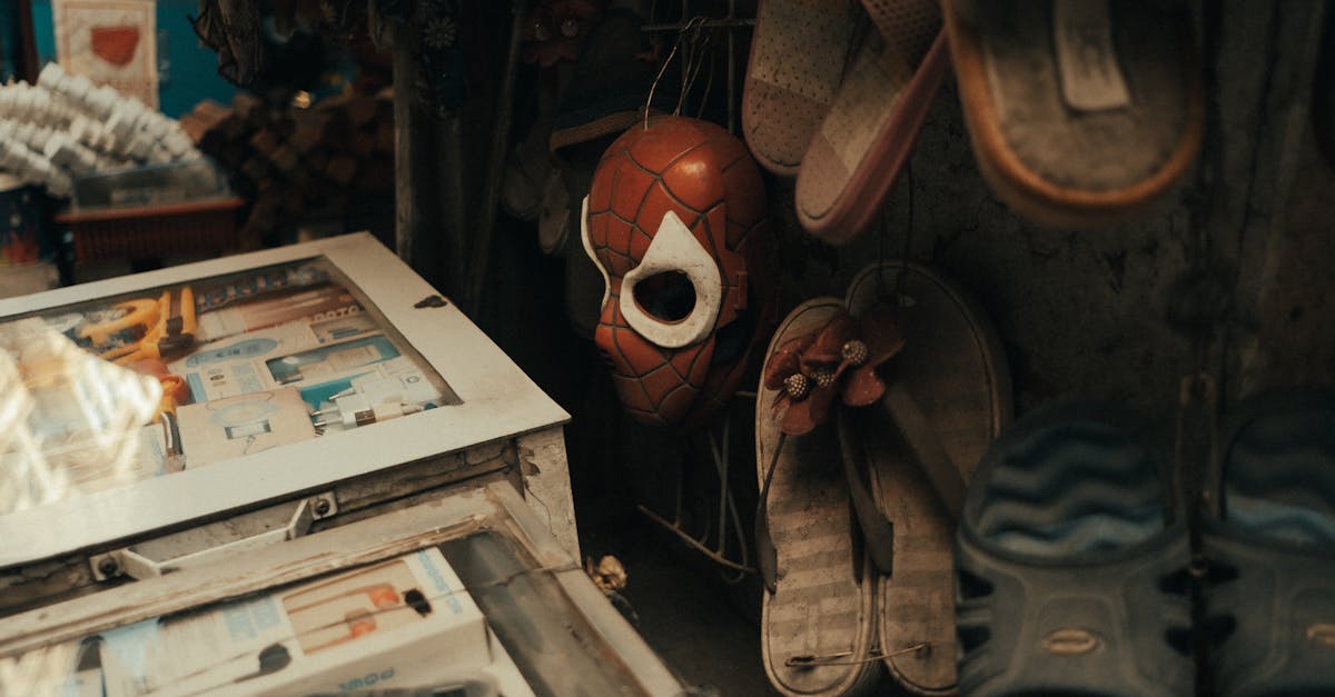 découvrez l'univers fascinant de spider-man, le super-héros emblématique de marvel. suivez les aventures captivantes de peter parker alors qu'il jongle entre sa vie d'adolescent et ses responsabilités de protecteur de new york. plongez dans un monde d'action, d'amitié et de courage.