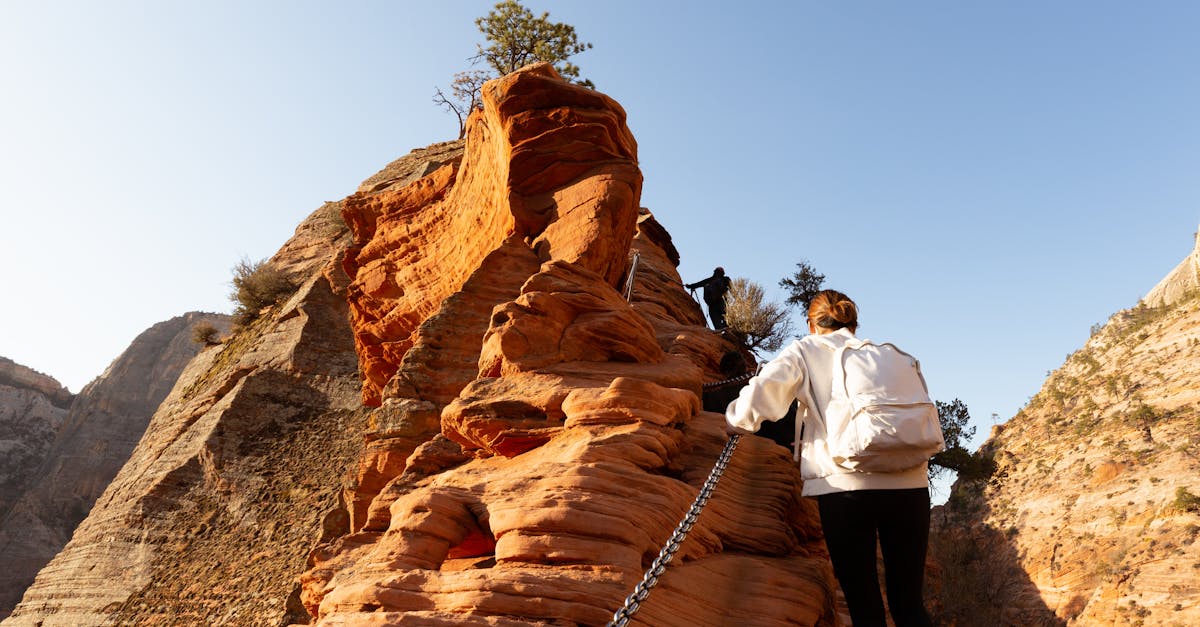 découvrez l'univers captivant de 'virgin river', une série romantique qui explore les défis de la vie dans une petite ville. suivez l'histoire émotive de mel, une infirmière qui cherche à oublier son passé tout en trouvant l'amour et la rédemption dans les paysages enchanteurs de la californie.