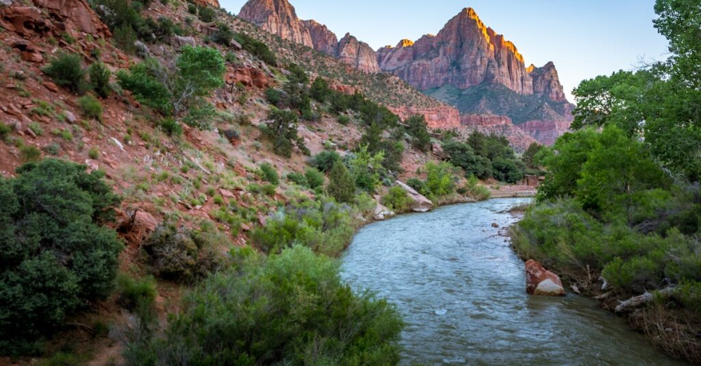 découvrez l'univers captivant de 'virgin river', une série dramatique émotive qui suit la vie de melinda monroe, une infirmière obstétrique qui cherche à reconstruire sa vie dans une petite ville pittoresque. plongez dans les histoires d'amour, d'amitié et de résilience au cœur de cette communauté accueillante.
