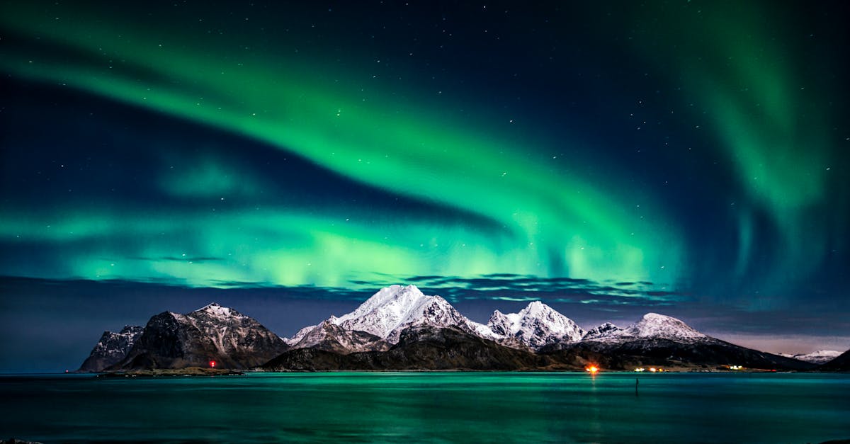 découvrez la magie des aurores boréales, un phénomène naturel époustouflant qui illumine le ciel de couleurs vives et envoûtantes. explorez les meilleures destinations pour observer ce spectacle céleste et apprenez-en davantage sur les sciences derrière ces lumières dansantes.