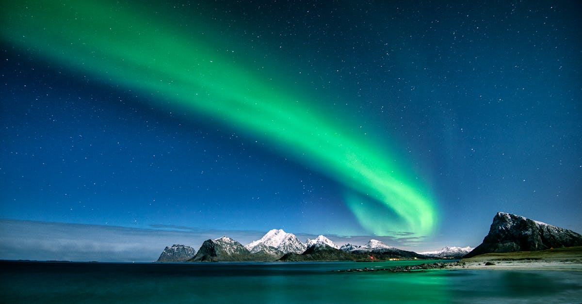 découvrez la magie des aurores, ces phénomènes lumineux éphémères qui illuminent le ciel nocturne. explorez les différentes types d'aurores, leur formation, et les meilleurs endroits pour les observer dans le monde. plongez dans l'univers fascinant des aurores boréales et australes.