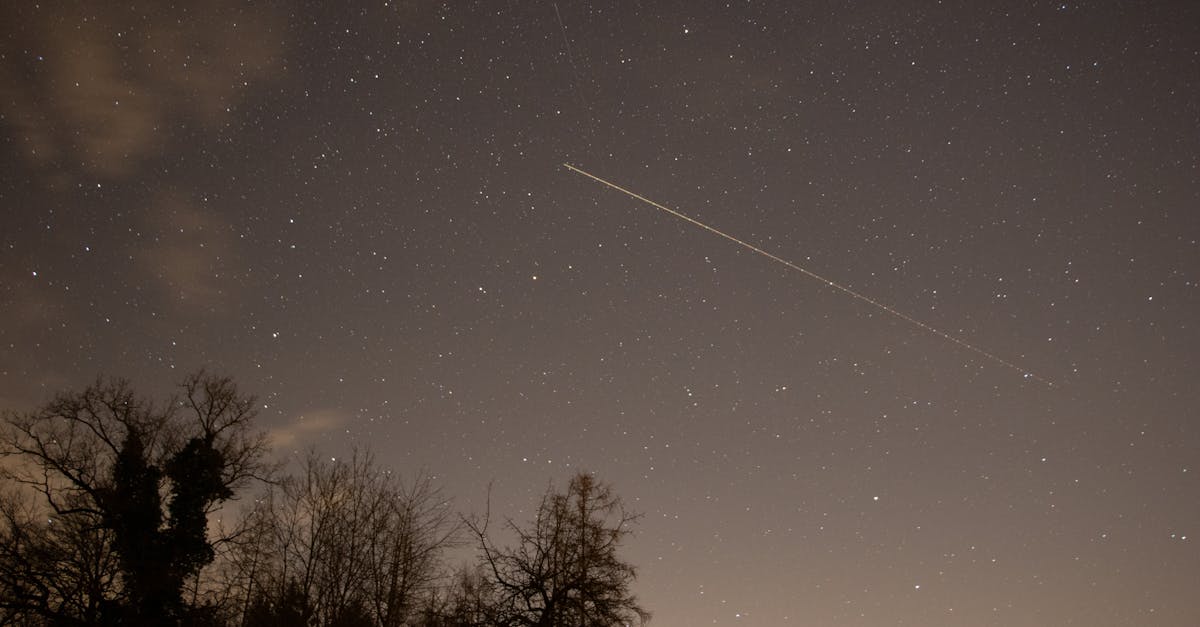 découvrez les perséides, une spectaculaire pluie d'étoiles filantes visible chaque été. apprenez quand et comment observer ce phénomène astronomique et profitez au mieux de ce spectacle céleste unique.