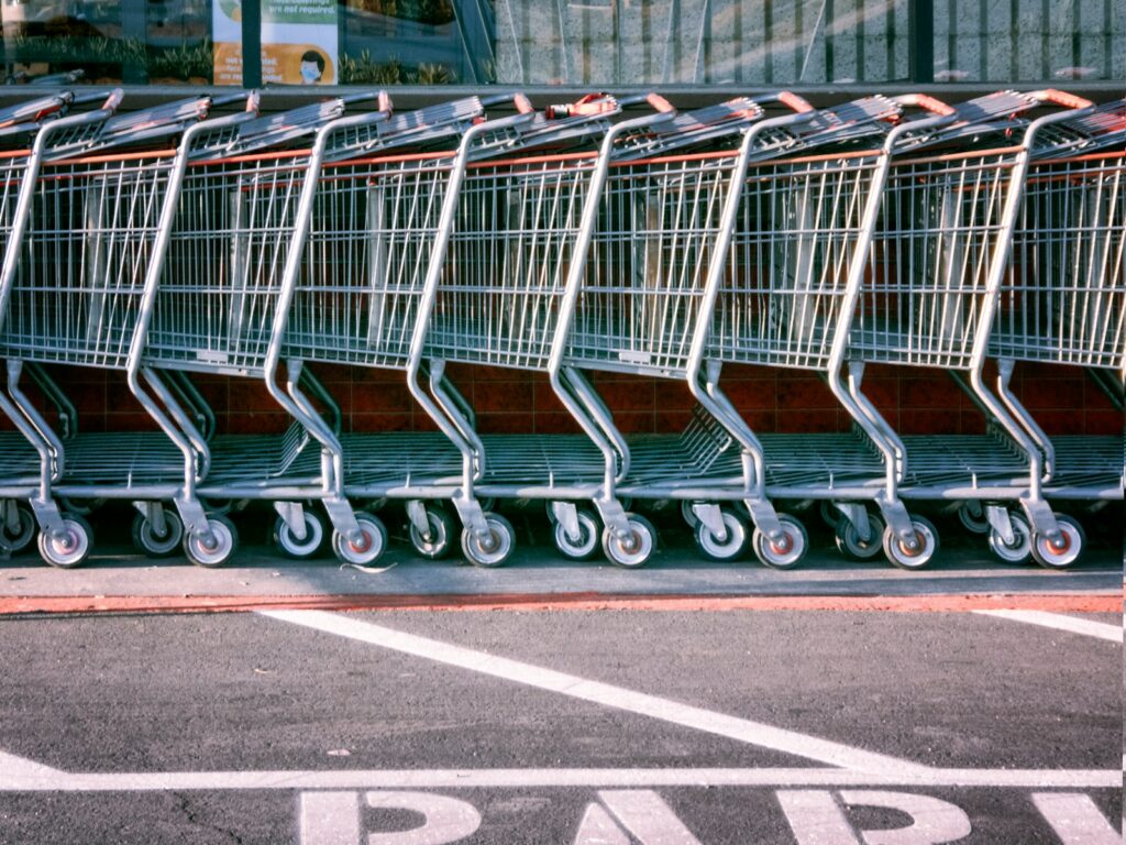 Pourquoi 60% des commerces échouent faute d’avoir analysé leur zone de chalandise red and silver shopping cart on gray asphalt road during daytime
