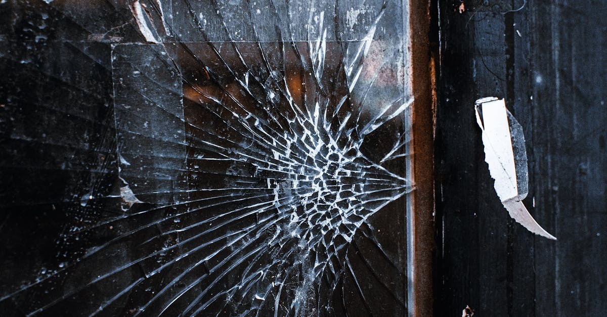 découvrez le sharding, une technique de partitionnement des bases de données qui permet d'améliorer les performances, la scalabilité et la gestion efficace des données dans les systèmes distribués.