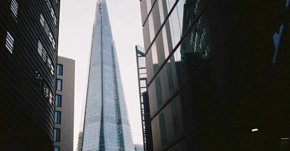 découvrez le sharding, une technique de partitionnement des bases de données qui permet d'améliorer les performances, la scalabilité et la gestion des gros volumes de données. comprenez ses avantages, ses défis et son fonctionnement.