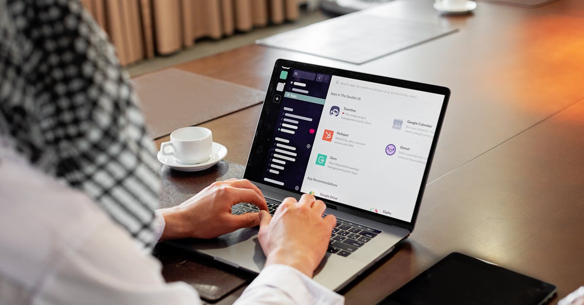 slack est une plateforme de communication collaborative qui permet aux équipes de discuter, partager des fichiers et gérer des projets en temps réel pour améliorer la productivité.