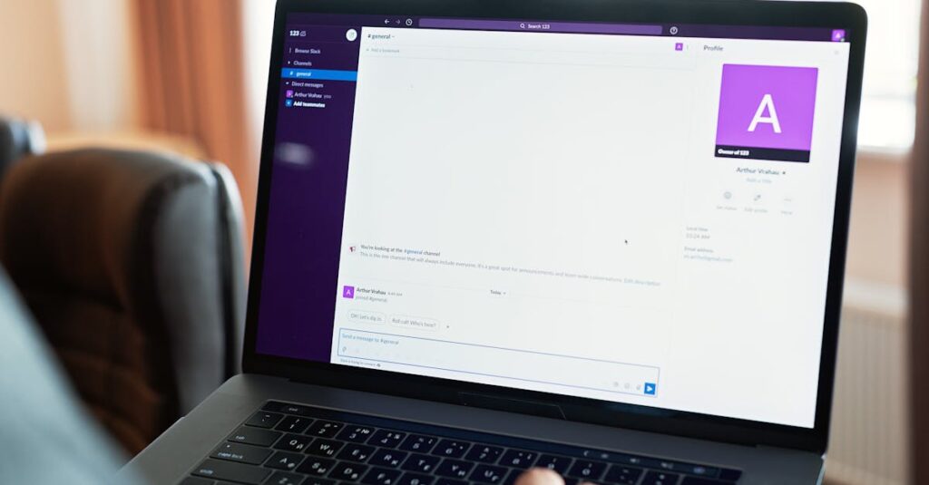 Slack : tout savoir pour optimiser votre communication d’équipe slack est une plateforme de communication collaborative qui facilite le travail en équipe grâce à des messages instantanés, des appels et une intégration fluide avec de nombreuses applications.