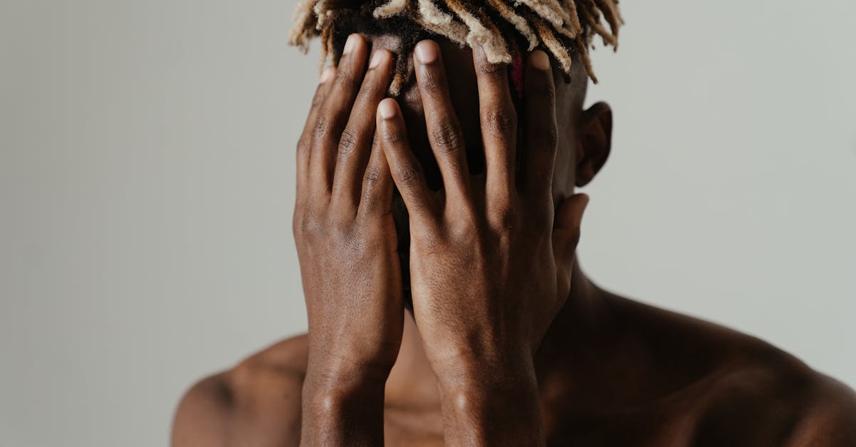 découvrez ce qu'est un deadlock, ses causes, et comment éviter ce problème critique dans la gestion des ressources informatiques.