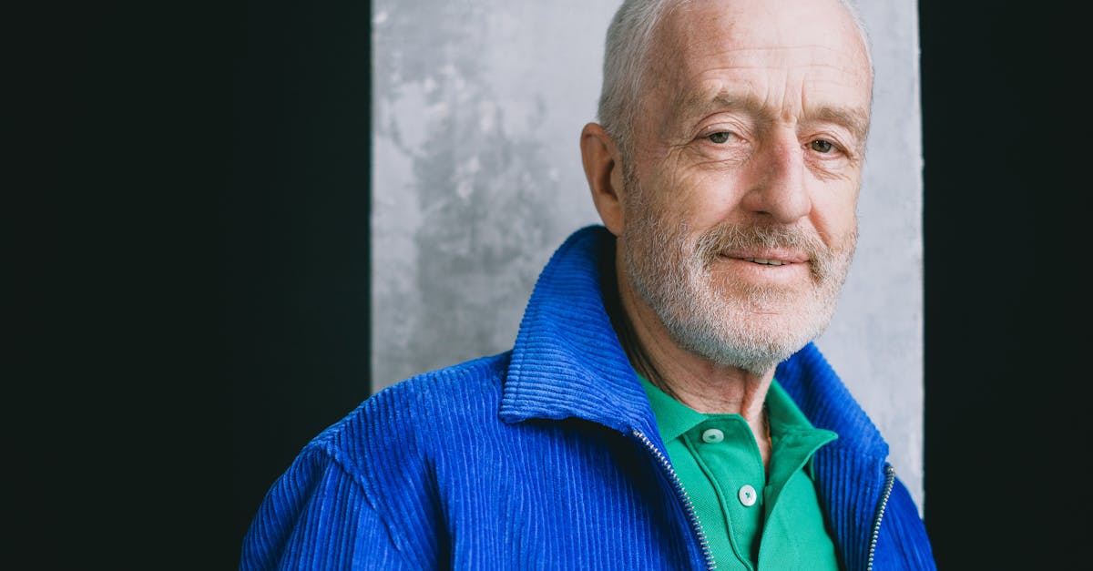 découvrez geoffrey hinton, pionnier de l'intelligence artificielle et expert en apprentissage profond, dont les travaux révolutionnent le domaine de la technologie.