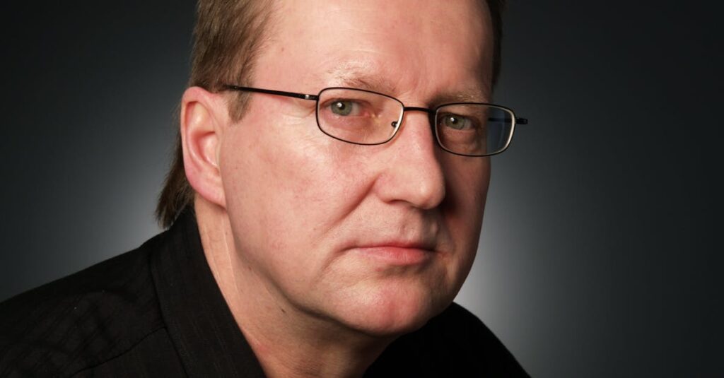 découvrez geoffrey hinton, pionnier de l'intelligence artificielle et expert en apprentissage profond, souvent considéré comme l'un des pères du deep learning.