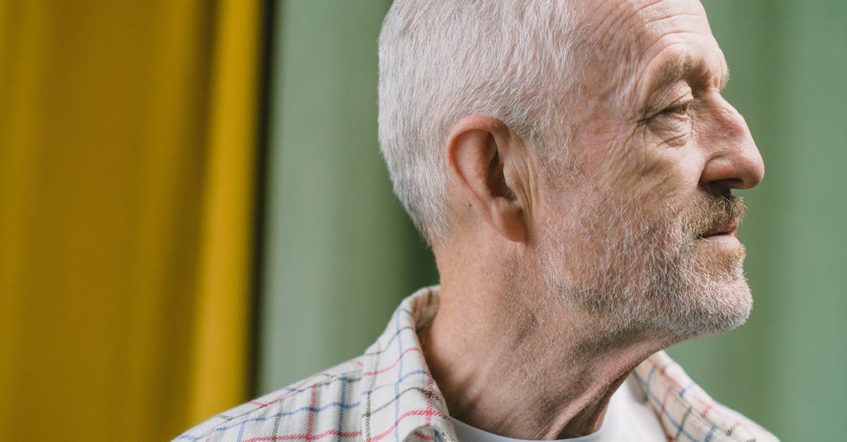 découvrez geoffrey hinton, pionnier de l'intelligence artificielle et expert en apprentissage profond, dont les recherches révolutionnent le domaine du machine learning.