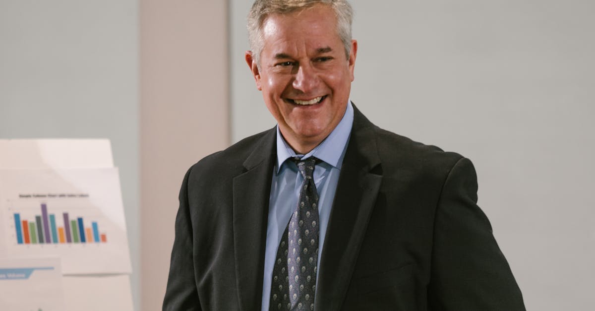 geoffrey hinton est un pionnier de l'intelligence artificielle, connu pour ses travaux révolutionnaires en apprentissage profond et réseaux de neurones.